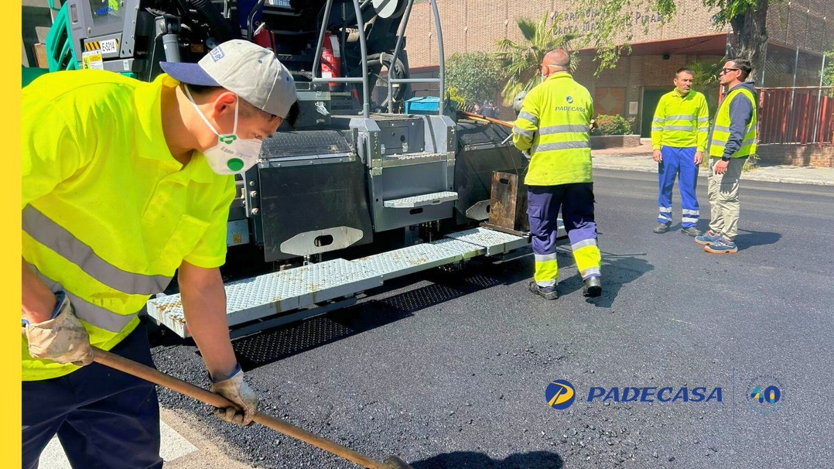 PADECASA's tweet photo. Los equipos que asfaltan carreteras trabajan con el tráfico a pocos metros. Esa es su oficina. ⚠️Señalización, protocolo y concentración. 

¡Pocas profesiones exigen tanto nivel de atención! Les debemos más reconocimiento del que les damos https://t.co/XxXrYXWM2k https://t.co/sPt2VlrXV4