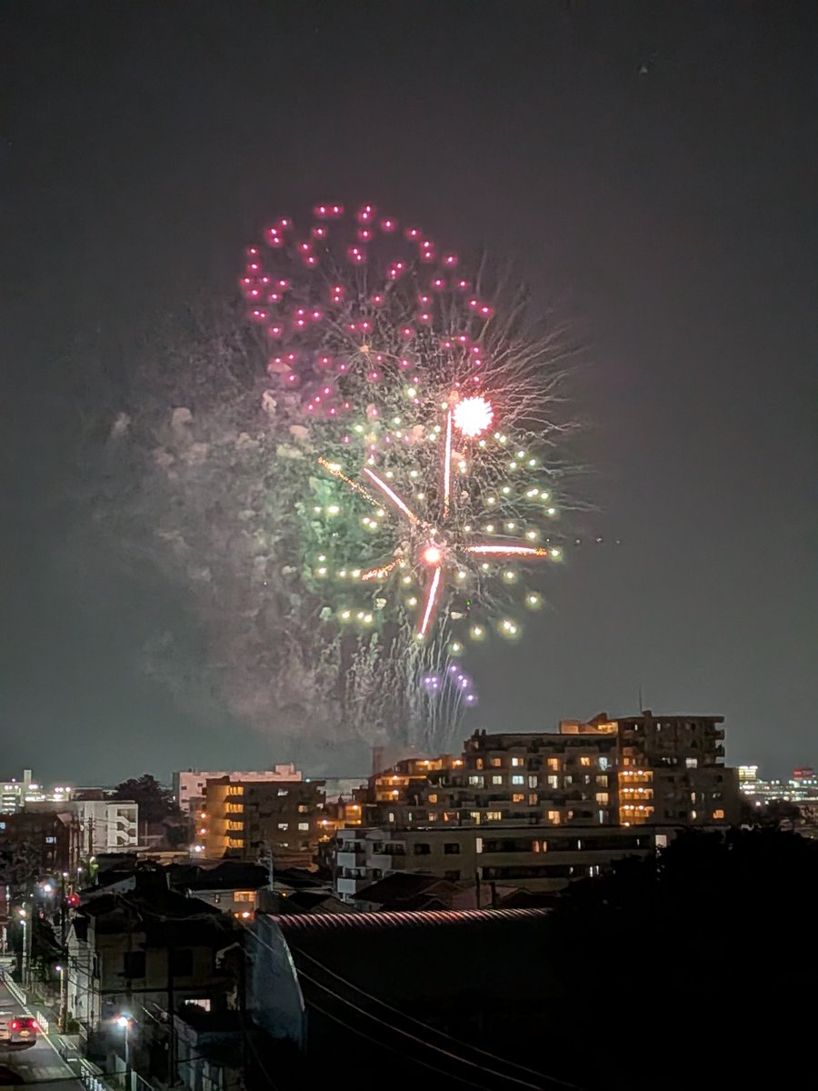 rui_starryroute's tweet photo. 昨日、地元の花火行ってきた♪
すごい混雑で帰��…同胞のマンションへ。2カ所の花火♡ https://t.co/svp1nTErls