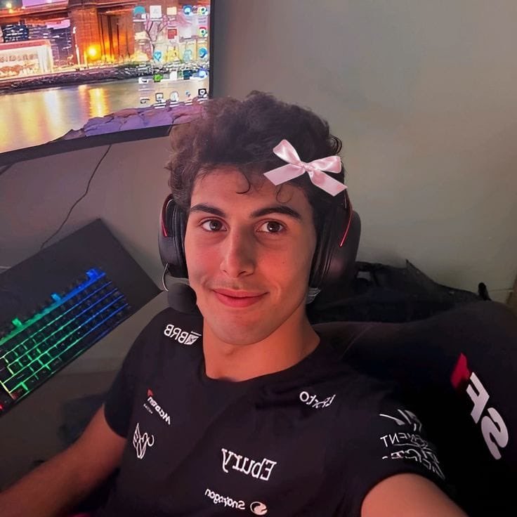 PortalBortoleto's tweet photo. Bortoleto errando uma pergunta no Show do Milhão da F1 e tão há três dias falando disso!!
Maior It boy do paddock mesmo 😮‍💨 https://t.co/eaec8mazBC