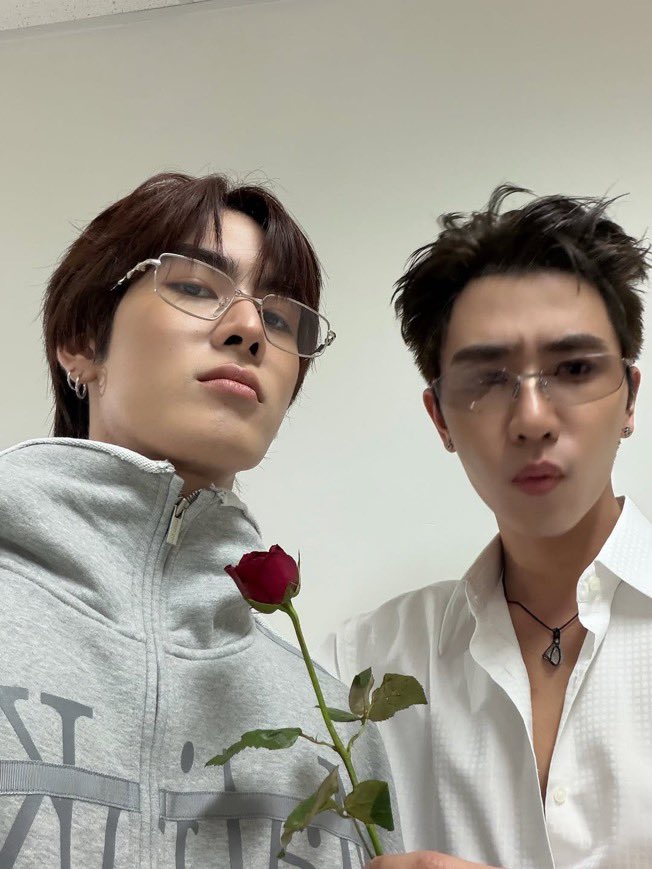COREOPS's tweet photo. Perth new Instagram post

//Stunning couple! 🖤🤍🔥

PSD MOGULARRIVAL FS26

#งานมหกรรมนิยายนานาชาติ2026xPerthSanta
#PerthSanta #เพิร์ธแซนต้า 
#PerthTanapon #Santapp
©Instagram perthppe https://t.co/LPQ96AVY9x