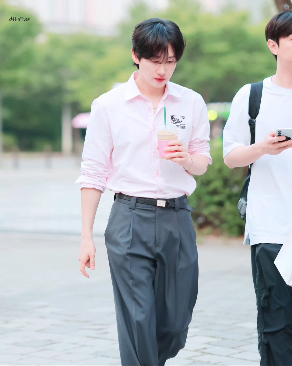 e_hxrry's tweet photo. Cr allsilver_1106
#은혁 #EUNHYUK 
넘이쁨 😆 https://t.co/FpKTCNlZn7