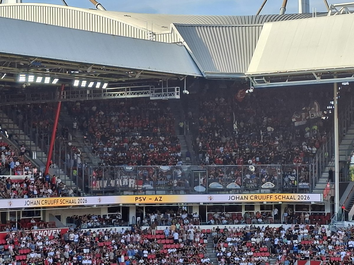 hermanmorsch's tweet photo. Het uitvak van onze club!!! Iedereen is er klaar voor! Ook de AZ-supporters vanuit de businesslounge! Pak die schaal!!!! @AZAlkmaar @AZAlkmaarFans @AZAlertss @AZFanpage #azalkmaar #alkmaar https://t.co/NPdYMonCIQ