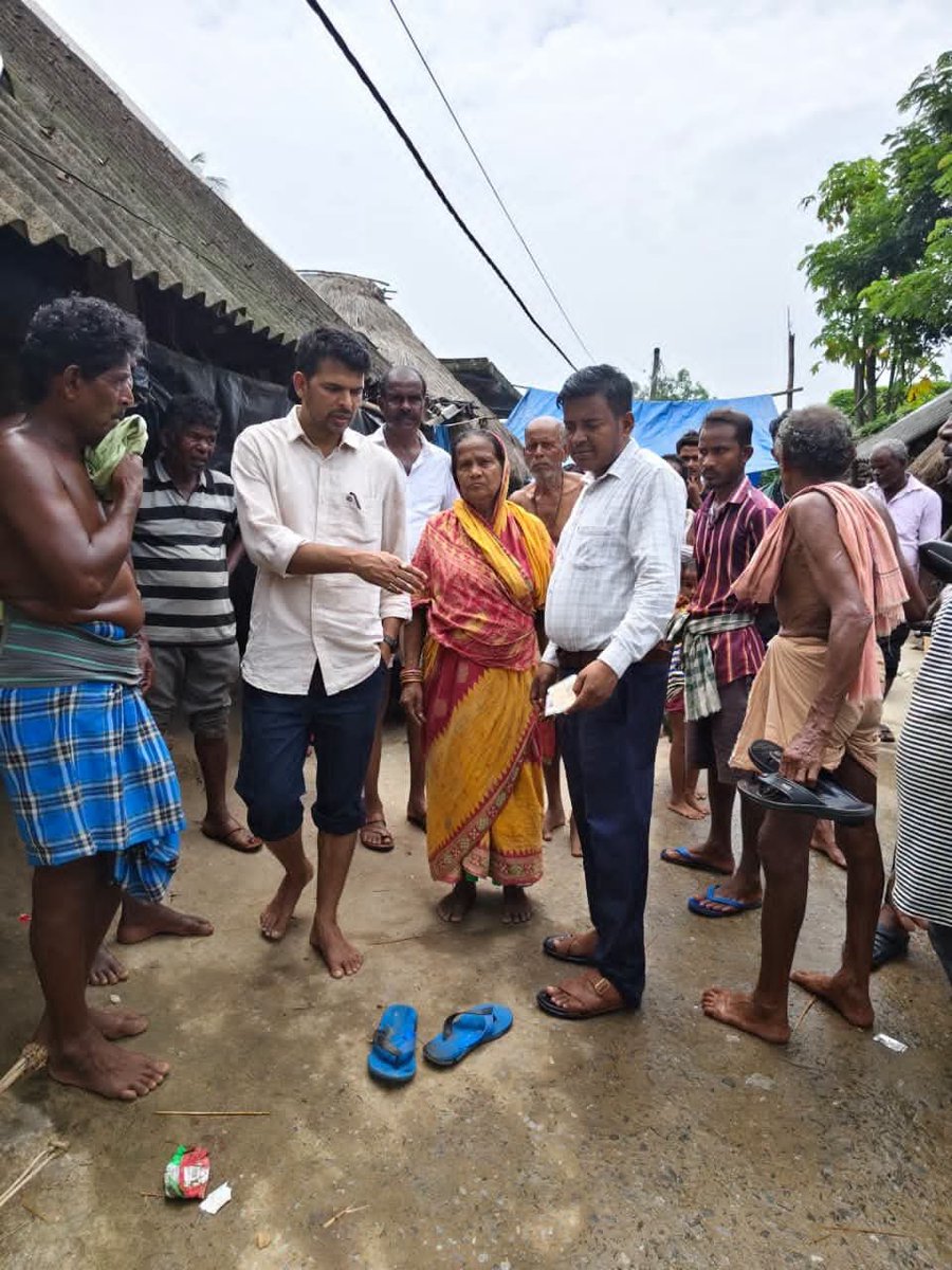Harishc_Mahalik's tweet photo. ଭଦ୍ରକ ଜିଲ୍ଲାପାଳ ❎ ଆମ ଜିଲ୍ଲା ବାସୀଙ୍କ ସେବକ ✅

ଆମ ନୂତନ ଜିଲ୍ଲାପାଳଙ୍କର ବନ୍ୟା ସମୟରେ ଦିନ ରାତି ଏକ କରି ତାଙ୍କ କାର୍ଯ୍ୟ ସହିତ ତାଙ୍କ ଖାଲି ପାଦ ଏବଂ ପୋଷାକ ଦେଖି ଆପଣେ ନିଶ୍ଚିତ ଗର୍ବ ଅନୁଭବ କରୁଥିବେ |

ଆମ ଭଦ୍ରକ ବାସୀ ଏକ ସୁନ୍ଦର ଏବଂ ସରଳ ସ୍ୱାଭବର ଜିଲ୍ଲାପାଳ ପାଇଛୁ |

Proud Of U @Somesh_IAS SIR❤️

@CMO_Odisha https://t.co/Wc2GiBKaAT