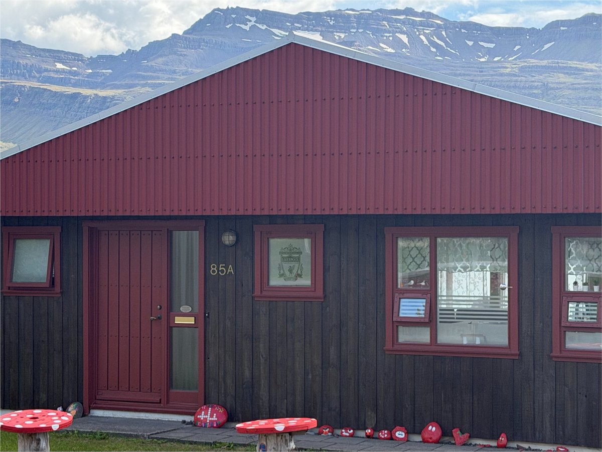 nacho8gonz's tweet photo. 735 habitantes tiene Fáskrúðsfjörður, Islandia. Y justo tenían que acabar viviendo estos dos juntos. https://t.co/KWZvv9DkPd