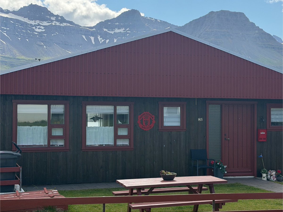 nacho8gonz's tweet photo. 735 habitantes tiene Fáskrúðsfjörður, Islandia. Y justo tenían que acabar viviendo estos dos juntos. https://t.co/KWZvv9DkPd