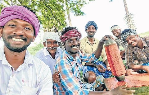 CinemaMadness24's tweet photo. #VillageCookingChannel Thaatha confirmed they earn ₹11 lakhs per month through YouTube. I wondered how this troupe stayed together without internal conflicts because money can change things.

But I just found out they’re all Thaatha’s grandchildren and family members. Nice!! 👏🏻 https://t.co/g5CzqhiuBB