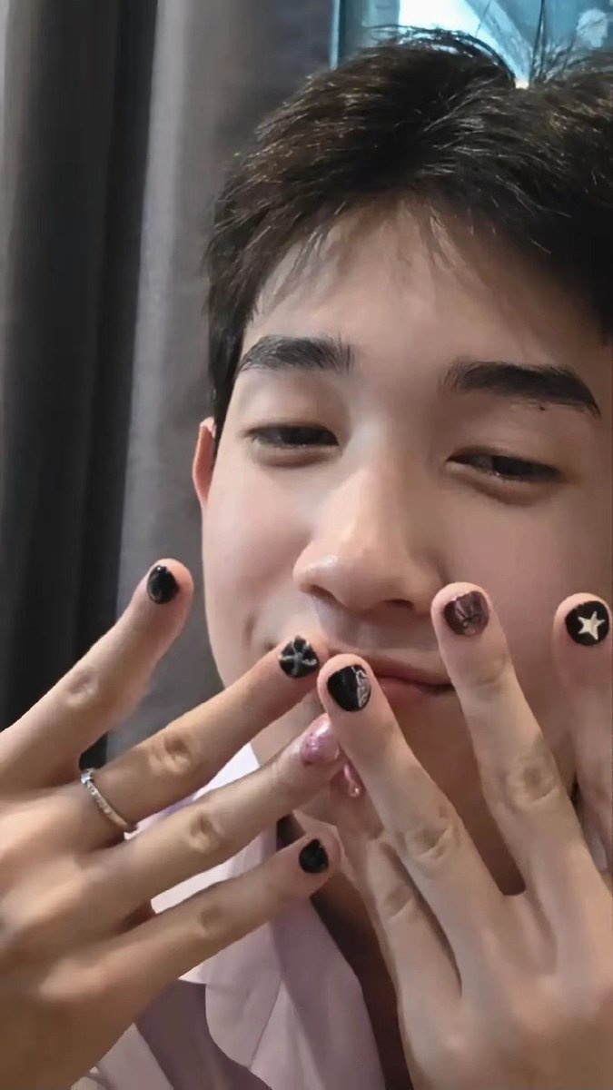 vietoxxxx's tweet photo. MONDPROPON FANSIGN

#งานมหกรรมนิยายนานาชาติ2026xAlmondProgress
#almondprogress #progresspassawish

ว่าด้วยเรื่องโปรเกรสกับเล็บเจล ฮือ นี่ชอบมันทำเล็บเจลมากโคตรจะเริ่ด อยากให้มานทำอีก แต่โปรเกรสบอกน่าจะอีกซักพักเลย เข็ด เล็บบาง ฮรุก มัมหมี ส่งไบโอตินกับยาบำรุงเล็บด่วนเลยยย 💅🏻💅🏻 อยากเห็นโปรเกรสเจลบอยรีเดบิวต์ฮะ