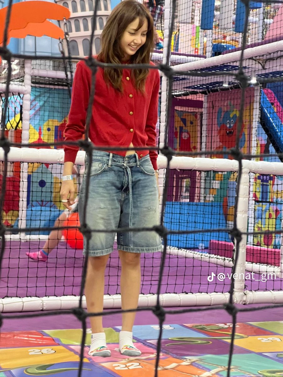 lalisabrasil's tweet photo. NENÉM! LISA foi vista aproveitando seu tempo livre na Tailândia, ela estava no shopping e brincou com algumas crianças. 💛

“Hoje foi um dia de muita sorte! Primeiro, ganhei ingressos gratuitos. Segundo, conheci a Lisa. E, ainda mais sorte, pude interagir com ela! Não me atrevi a tirar muitas fotos por consideração. Eu já gostava da Lisa, e agora gosto ainda mais. Ela é tão fofa, por dentro e por fora. Ela é simplesmente adorável!”

 #LISA #ลิซ่า #리사 @wearelloud