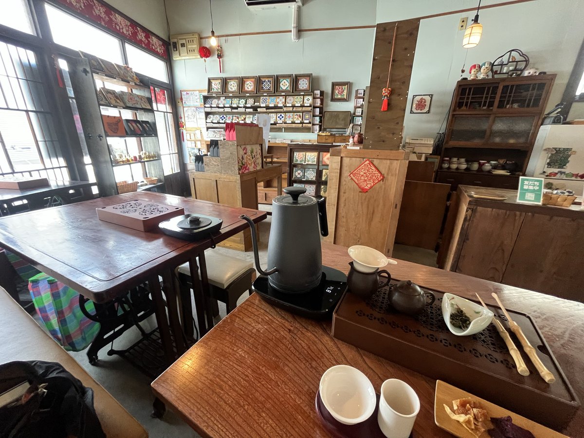gudaskey's tweet photo. いろいろ経験しましょう
ガキんチョの頃に何かのテレビで見た台湾茶

茶器が小さくて可愛いね
やっと飲めたよ、東京ありがとう
ゆっくり楽しんだ、よい、お茶はよい

(・∀・)よい百合の香、発酵の不思議 https://t.co/lYhatftaDh