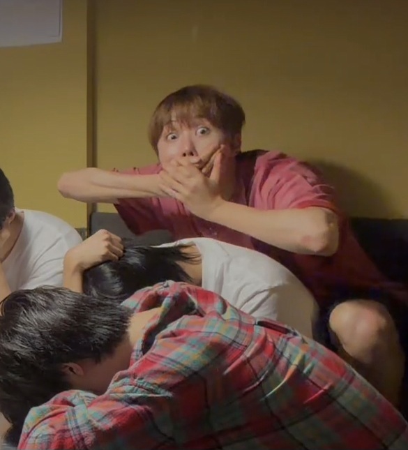caratstalk's tweet photo. [17s] new meme unlocked. kwan kagetnya KAGET BANGET 😭🙏🏻 https://t.co/y9Yh555wCU