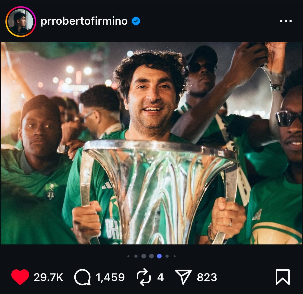 MD7_1's tweet photo. اكبر اسمين وصلوا الاهلي في زمن الصندوق فيرمينو و محرز اشادوا في عبدالله الضو ،، طبعًا هذا غير علاقته الممتازة بكل اللاعبين و العاملين بالنادي و بالمدرب السابق

مين النكره روي بيدرو عشان يشيله و يجيب برتغالي مكانه ؟ البرتغالي احسن من عبدالله الضو في وش بالضبط ؟

يا شنقيطي اذا ما انت قادر على بيدرو استقيل