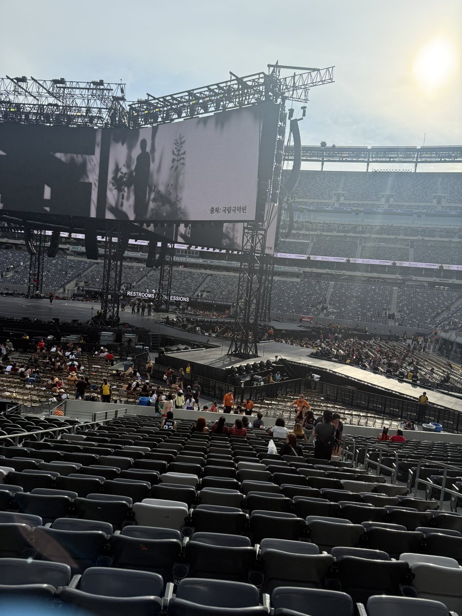 girlslikehobi's tweet photo. found the exact seat i was sitting in 7 years ago https://t.co/aZ80CuFkmb