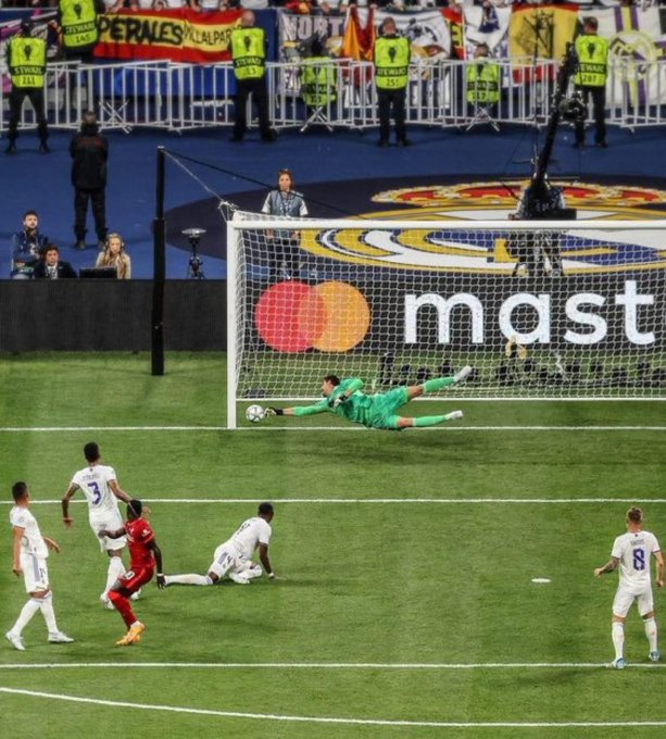 DanikRM_'s tweet photo. ¿Estamos todos de acuerdo en que esta es la mejor parada de la historia del fútbol, no? https://t.co/c554FMmxCM