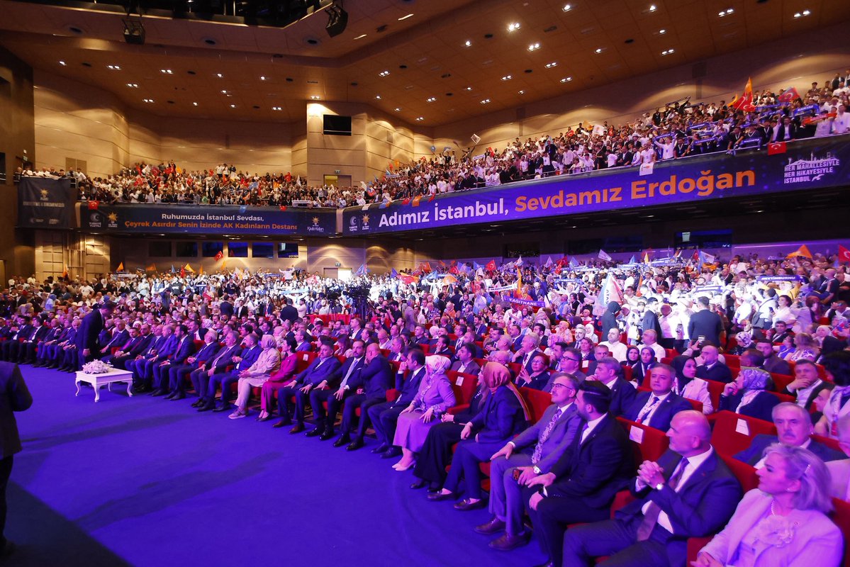 burakcifci34's tweet photo. Dün, Ataşehir’imiz için emek veren her bir teşkilat mensubumuz adına büyük bir gurur ve mutluluk yaşadık. İstanbul’daki 39 ilçe arasında yürüttüğümüz üye çalışmaları neticesinde elde ettiğimiz başarıyla, Sayın Cumhurbaşkanımızın takdirleriyle plaketimizi teslim aldık. Bu anlamlı ödül; birlik, gayret ve dava şuuruyla çalışan teşkilatımızın ortak emeğinin en güzel nişanesidir.

Bu başarı, yalnızca bir sıralama değil; milletimize hizmet yolunda gösterilen samimi gayretin, kapısı çalınan her hanenin, sıkılan her elin ve kurulan her gönül köprüsünün karşılığıdır. Emeği geçen tüm teşkilat mensuplarımıza, kadın ve gençlik kollarımıza, Meclis Üyelerimize, mahalle başkanlarımıza ve yönetimlerine, komisyonlarda görev alan destek veren tüm dava arkadaşlarımıza gönülden teşekkür ediyoruz.

Ataşehir’de her zaman olduğu gibi; hemşehrilerimizle omuz omuza yürümeye, onların talep ve beklentilerini dinlemeye, gönüllere dokunmaya ve eser ile hizmet siyasetini anlatmaya aynı kararlılıkla devam edeceğiz.

Bugün aldığımız bu plaket, yarınlara dair sorumluluğumuzu daha da artırmıştır. Önümüzdeki süreçte teşkilatımızın her bir ferdiyle birlikte daha fazla çalışacak, daha fazla gönüle ulaşacak ve Ataşehir’de hizmet siyasetini daha da güçlendireceğiz.

Hedefimiz açıktır; 
Cumhurbaşkanımız Sayın Recep Tayyip Erdoğan’ın liderliğinde, önce genel seçimlerde Türkiye Yüzyılı vizyonuna en güçlü katkıyı sunmak, ardından 2029 Yerel Seçimlerinde Ataşehir’i gerçek belediyecilik anlayışıyla buluşturarak hak ettiği hizmetlere kavuşturmaktır. İnancımız, azmimiz ve heyecanımız ilk günkü kadar güçlüdür.

Bu anlamlı kareler, sadece bir ödülün değil; yarınlara olan inancımızın, teşkilat ruhumuzun ve Ataşehir sevdamızın da fotoğrafıdır. 

Bizlere bu yolda güvenen ve desteklerini yakından hissettiğimiz saygıdeğer İl Başkanımız Sn. @abdullahozdemir e gönülden şükranlarımı sunuyorum.🇹🇷

Bu başarıdaki yol göstericimiz İl Teşkilat Başkanımız @halimaksu ya desteklerinden çok teşekkür ediyoruz.

Süreçte bizimle birlikte sahada mücadele edip gayret gösteren İstanbul Mv. @AvBehiye İl Başkan Yardımcımız @drfatihtuna 1. Bölge Teşkilat Koordinatörümüz @UgurUyhan ve İl Teşkilat Başkan Yard. @omerkarahann34 a en kalbi teşekkürlerimi sunuyorum.

Rabbim birlik ve beraberliğimizi daim eylesin, bizleri milletimize hizmet yolundan ayırmasın. 
Durmak yok, ilk günkü aşkla çalışmaya devam.. 🇹🇷🧡

@atasehirakparti 
@AtasehirAkGenc 
@atasehirak1 
@abdullahozdemir 
@abuyukgumus