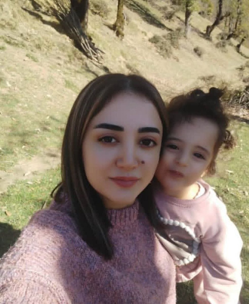 Zahra_shahbar's tweet photo. جاویدنام #سونا_یکتا مادر دختری سه ساله که برای آینده فرزندش به خیابان رفت وکشته شد💔 https://t.co/O7hTqcgXAG