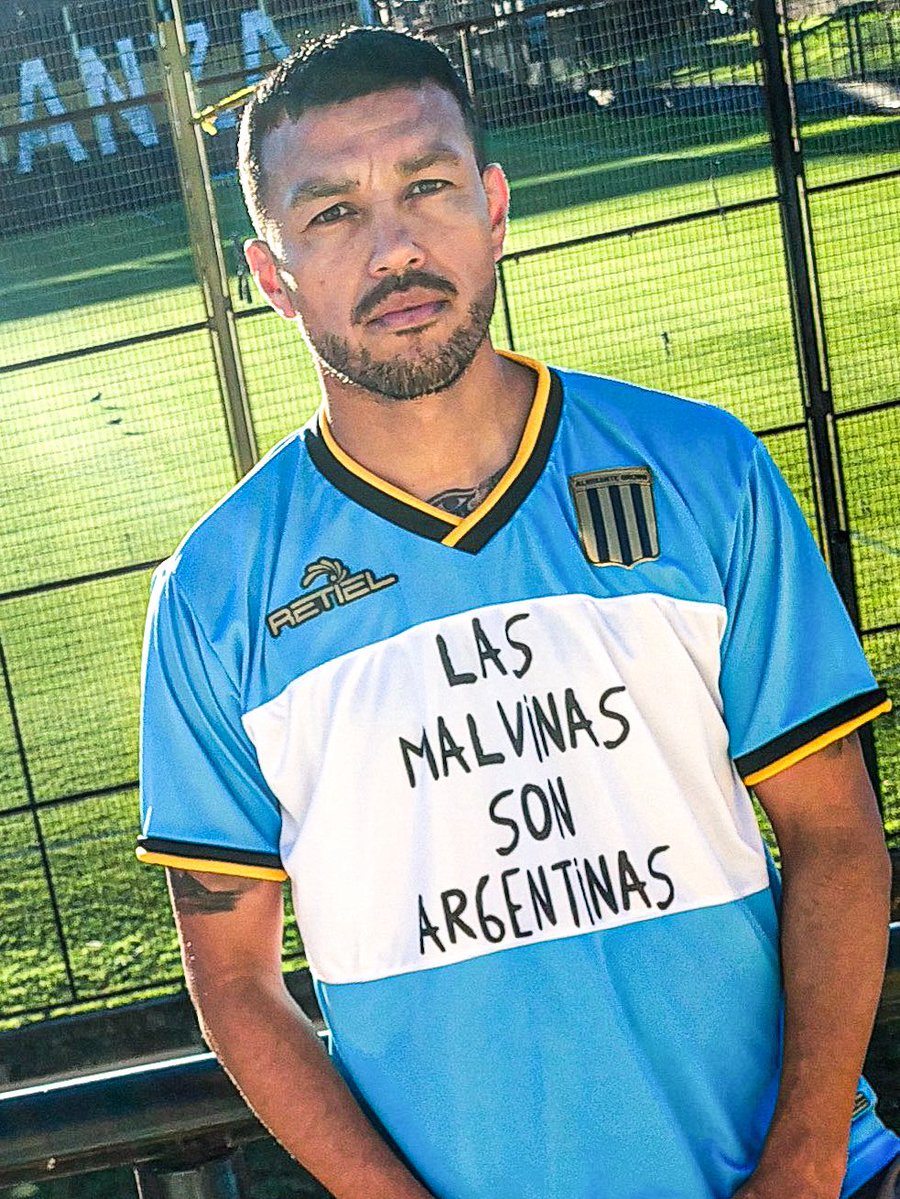 dataref_ar's tweet photo. 🇦🇷👕 EN HONOR A LAS MALVINAS

👉 Almirante Brown presentó una camiseta homenaje con el estampado de la bandera que exhibieron los jugadores de la Selección Argentina tras eliminar a Inglaterra en la Copa del Mundo 2026

🔟👏 Entre los detalles se destacan las Islas Malvinas en el frente y la imagen de Lionel Messi dentro del número.

⁉️ ¿Les gusta?