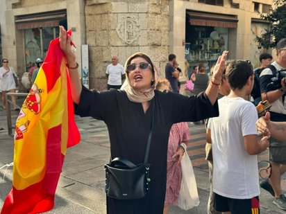 Rafael_Narbona's tweet photo. A la izquierda, una española defendiendo el Estado de derecho. A la derecha, un agitador que no se cansa de pisotear los valores democráticos. Alvise, Vito Quiles y Núcleo nacional no son patriotas. Los patriotas son los que se han manifestado contra ellos en Ceuta. https://t.co/6Ad3uEJ7rn