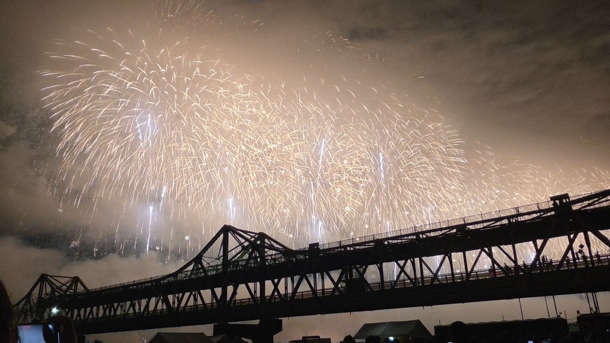 kitami743's tweet photo. 長岡花火！は良かったけど帰りの新幹線が酷かった。外国人が列を無視して乗り口に行こうとするから将棋倒し一歩手前になるし、別の外国人は乗り口で口論始めて他の人が全然乗れないし… https://t.co/I9b6Z552lQ