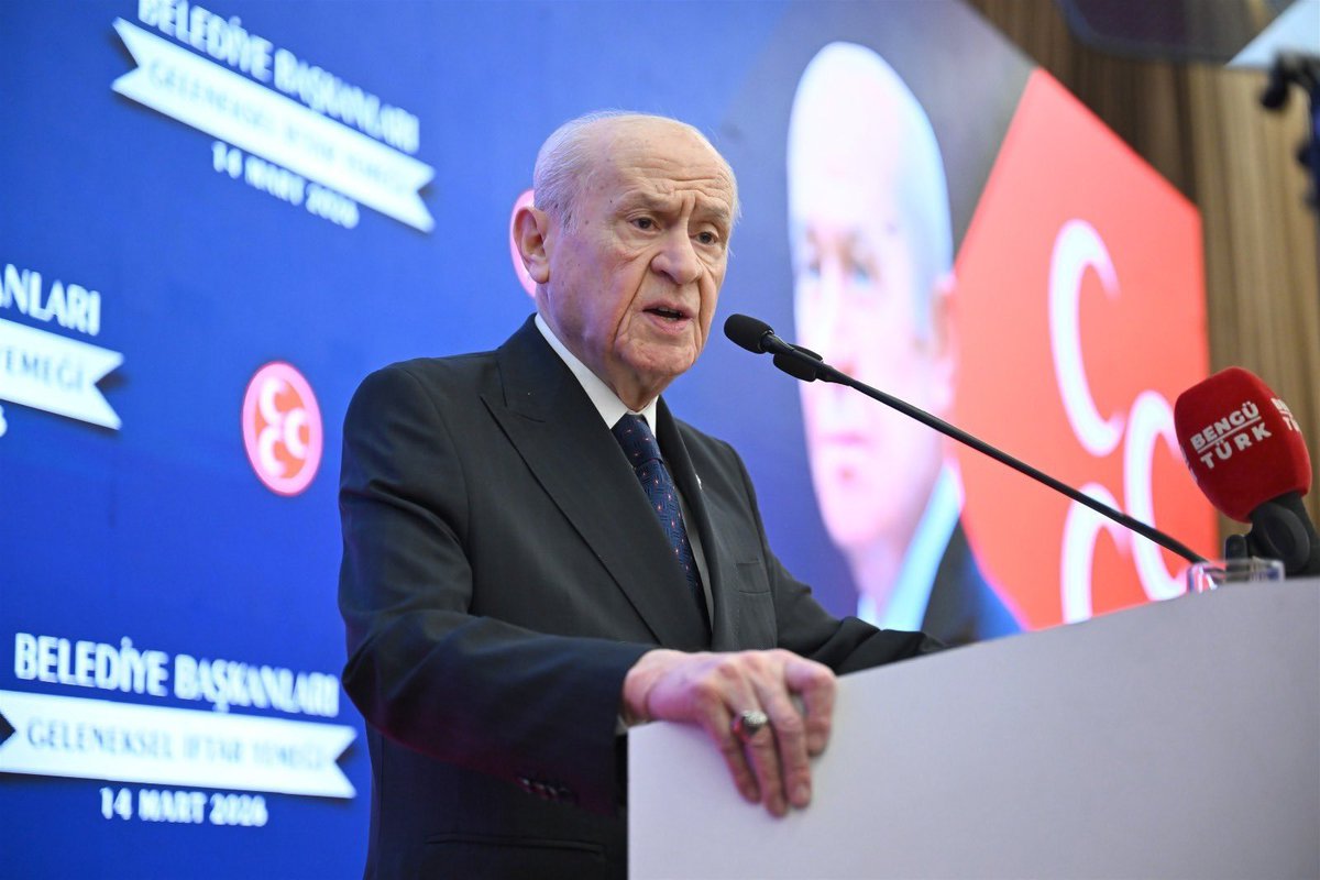 ayyildirim1's tweet photo. ABD tek merkezli jeopolitik oyunculuğunu kaybetmiştir, çift kutuplu bir dünya gerçeği artık yoktur ve bugün çok merkezli güç denklemlerinden söz edilmektedir ki bu, doğru ve bilimsel bir tespittir. Yeni dünya düzeni içinde yeni ticari güzergâhların ortaya çıkması ve yeni sermaye rotalarının belirlenmesi sürecinde ortaya çıkan somut durum, zorunlu olarak çok kutuplu güç merkezlerini doğurmuştur ve doğuracaktır. Bu doğal akışın en önemli kavşaklarından biri ise Türk Kuşağı bağlamında Türk Dünyası jeopolitiğidir. Türkiye, bölgesel güçlerin bölgesel meselelerde daha büyük bir rol, dış siyasette ve güvenlik politikalarında daha fazla özerklik ve uluslararası ilişkilerde daha fazla statü talep ettiği ve elde ettiği küresel siyasetteki önemli bir eğilimi temsil ediyor, hatta öncülüğünü yapıyor. Bunu sağlayan şey, ülkemizin uluslararası ilişkilerde temel politik çizgisini ve hedeflerini vurgulayan devlet gerçeğine ve tecrübesine sahip olmasıdır. Türkiye’nin bu bölgedeki güç dengesinin oluşumunu kendi açısından hayati olarak algıladığı ve buna bağlı olarak hamleler yaptığı ve süreci iyi yönettiği açıktır. Zira bölgedeki güç dengesinin tek merkezli oluşması Türkiye için uzun vadede tehdit oluşturacak ve bölgedeki manevra alanını daraltacaktır. Türkiye Cumhuriyeti bu doğal jeopolitik gerçeğine ek olarak bir medeniyet jeopolitiğine de sahiptir. Tarihsel tecrübesi, kıtalararası var olan tarihsel öyküsü, milli ve dini tarihsel durumundan kaynaklanan geniş bir kültür ve gönül coğrafyasıyla dünyanın üçte ikisine nakşettiği maddi kültür varlıklarına sahip bir ülkedir. Bu bağlamda Türkiye’nin bir ideolojik jeopolitiğe, yeni inşa edilen bir siyasi söyleme ve stratejiye ihtiyacının olmadığı tarihsel bir gerçekliktir. Bu düşüncemizin temel dayanağı; doğal jeopolitik durumu, tarihsel aklı, kadim zamanlardan günümüze inşa etmiş olduğu medeniyet gerçeği ve dünyanın bir koridoru olduğu hakikatidir. Bir ülkenin jeopolitiği yine o ülkenin varoluş koşullarının omurgasını oluşturur.

Liderimiz Sayın Devlet Bahçeli