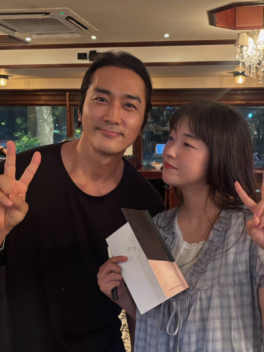 BlackSoNGSH's tweet photo. Filming for @SongSH’s upcoming movie,The Gardeners,has been finished. @yeongjo094 shared photos from Wrap Party.Some1 had written a few days ago that filming was finished,but we weren't sure.I think #SongSeungHeon meant "I'm free" with the empty seat in his July 31st post #송승헌 https://t.co/cLdq8wkM1w