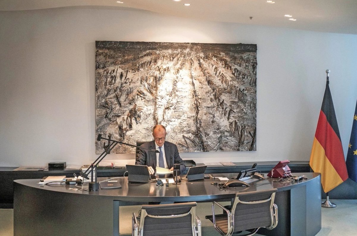 wmiddelkoop's tweet photo. Symbolic Art in the Office of the German Bundeskanzler https://t.co/uEKW3qus11