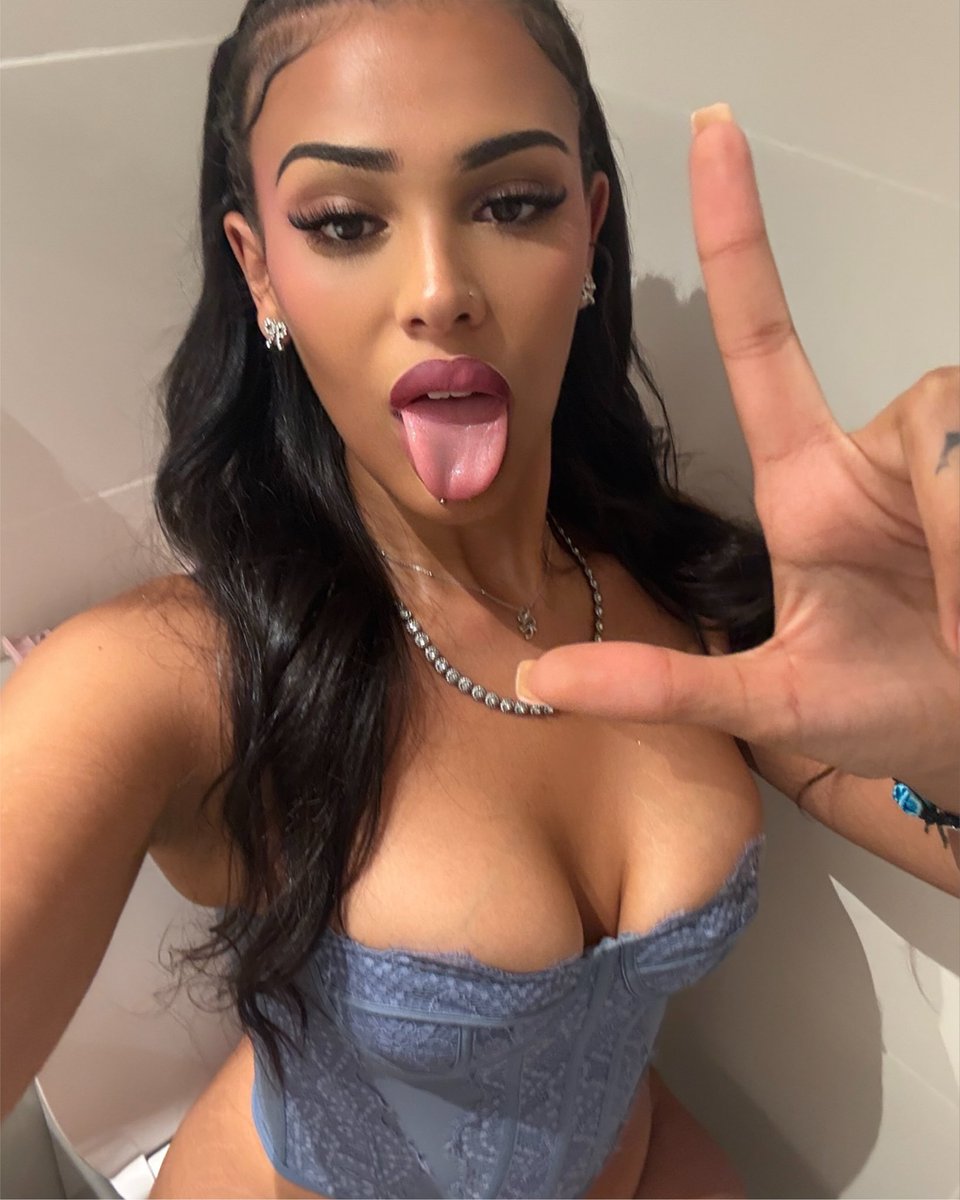 amberfindomm's tweet photo. quiero un retrete, estoy llenando bocas. 
que humedad aqui en valencia 💦☀️ 

sumiso financiero ama diosa findom https://t.co/G9HdXdG5Uy