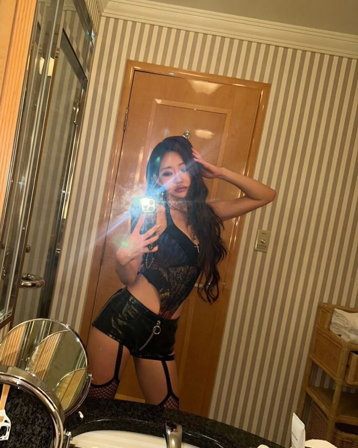 ghostofakiss_'s tweet photo. you say hot, I say JULIE https://t.co/mwhGmnVJMO