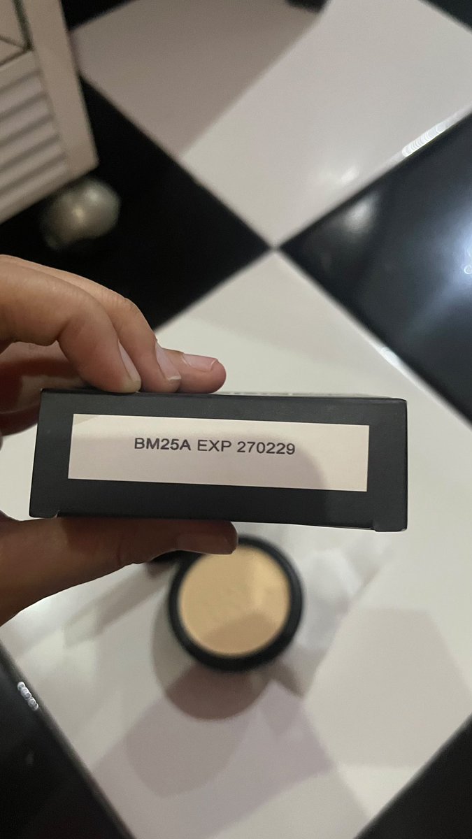 fairynaee's tweet photo. wts matte powder foundation make over shade w22 sama w30, 180k ajaa. masih baruu bangett belum dipake sama sekalii. dom jatim bisa orenn yak https://t.co/WB6e3Y69Z1