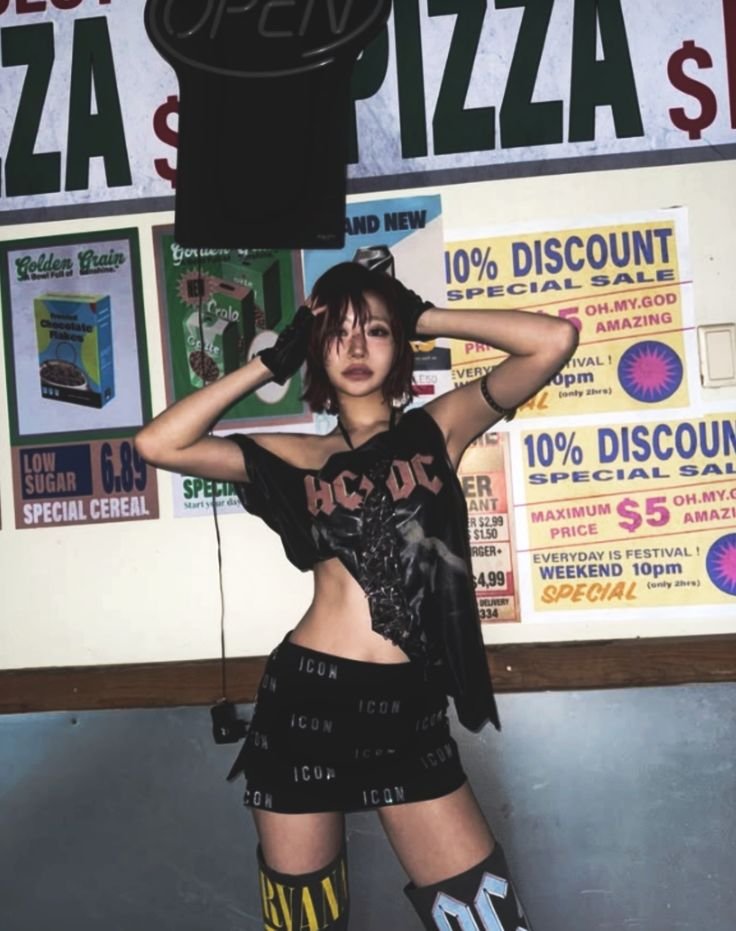 ghostofakiss_'s tweet photo. you say hot, I say JULIE https://t.co/mwhGmnVJMO