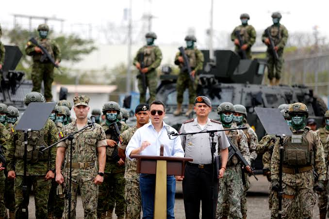defrevista's tweet photo. Para entender la crisis que atraviesa Ecuador y el lugar que tiene Estados Unidos en ella, DEF contactó a @edgarglavinich, especialista en seguridad e inteligencia y director ejecutivo de la Fundación Sherman Kent. https://t.co/209YikkzHF

✍️ @natanielpeirano https://t.co/1BNFdcjYWw