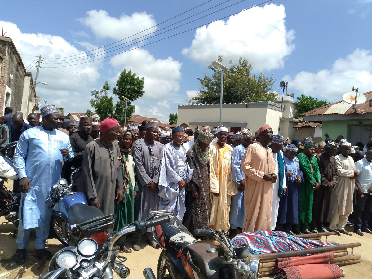UMARDOGARA77359's tweet photo. Innalillahi wainna Ilaihirrajiuun.
Yau Lahadi Mun Wayi Gari Da Rasuwan Hajiya Abu Anchau Yaya Agun Baba @JafaruSani10 .
Muna Mata Addu'an Allah Yajiƙanta Da Rahama,Yabata Aljannah Firdausi A Matsayin Makoma Gareta Tareda Sauran Wanda Suka rigaye mu, Ameen Ya Hayyu Ya Qayyum. https://t.co/t7OcksZAh6