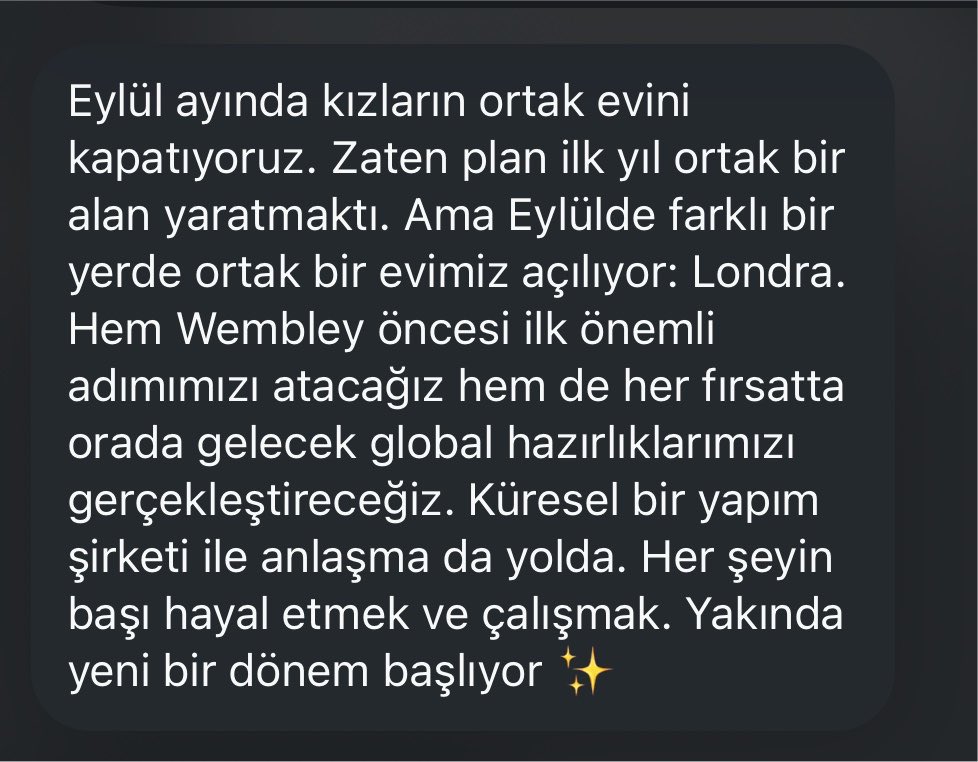 lavin_bahatt's tweet photo. En başından beri yanlarında olan biri olarak şu an içimde garip bir his var. O kadar gururluyum ki… Diğer yandansa, evladını  güzel bir gelecek için yurt dışına gönderen ama ardından sessizce ağlayan bir anne gibi hissediyorum. Daha konserlerine bile gidemedim, onları canlı izleyemedim. En başından beri hem kızların hem de bizim en büyük hayalimiz onları globalde görmekti. Şimdi o hayalin gerçeğe dönüşmesi için kocaman adımlar atılıyor. Hem gururdan içim taşıyor hem de tarifsiz bir özlem hissediyorum. Ama biliyorum ki bu daha başlangıç. Manifest’in başarısı hayal ettiğimiz sınırların bile ötesine geçecek. 🫂🤏🏻
SİZİNLE GURUR DUYUYORUZ KIZLARIM🧡