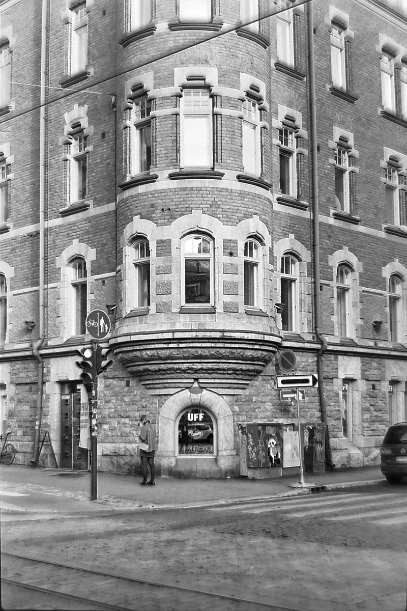 TommiJarvensivu's tweet photo. 📷 Nikon F2+Photomic
🔍 Nikkor-H 50mm f2
🎞️ NoColorStudio No10
🍶 Rodinal 1+50, 20C 13min30sec
📍 Helsinki, FI
#photo
#StreetPhotography
#urbanphotography
#photography
#YouSawScenes
#ShootMoreFilm
#BelieveInFilm
#FilmIsNotDead
#写真好���な人と繋がりたい
#ファインダー越しの私の世界 https://t.co/3QWqfixO8Y