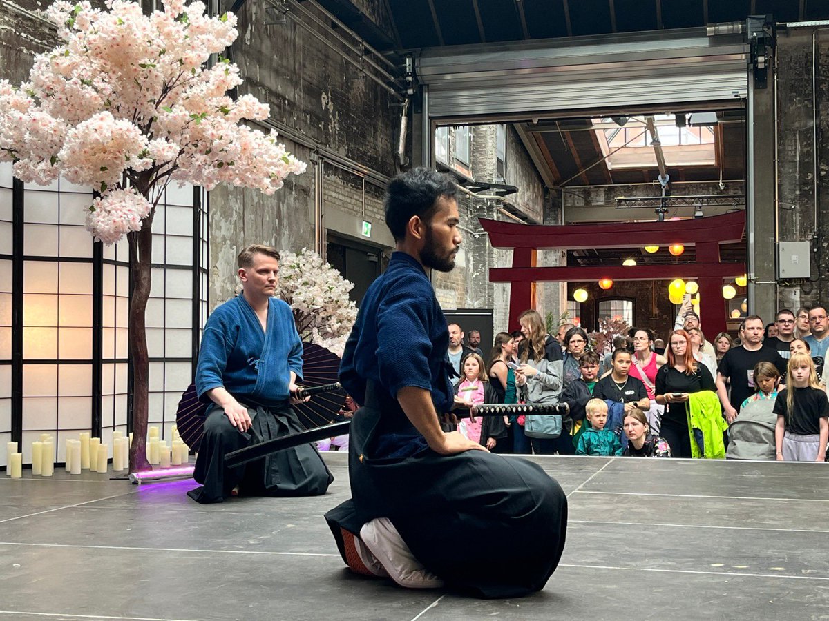 neospaceowl's tweet photo. First time performing iai in public https://t.co/6OeuJJyvDY