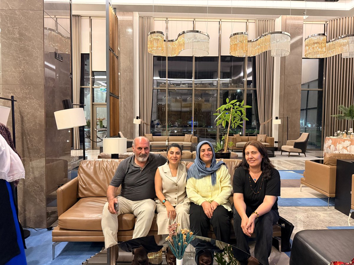 DemManisa's tweet photo. 2 Agustos Pazar (BUGÜN) kentimiz Manisa'da ücretsiz halk konseri  verecek olan sanatçı Rojda Şenses'i kaldığı otelde ziyaret ettik. Yönetici arkadaşlarımız ile sanatçımız Rojda'yı kentimizde kaldığı otele giderek ziyaret gerçekleştirdik. https://t.co/1lWHFQDdJJ