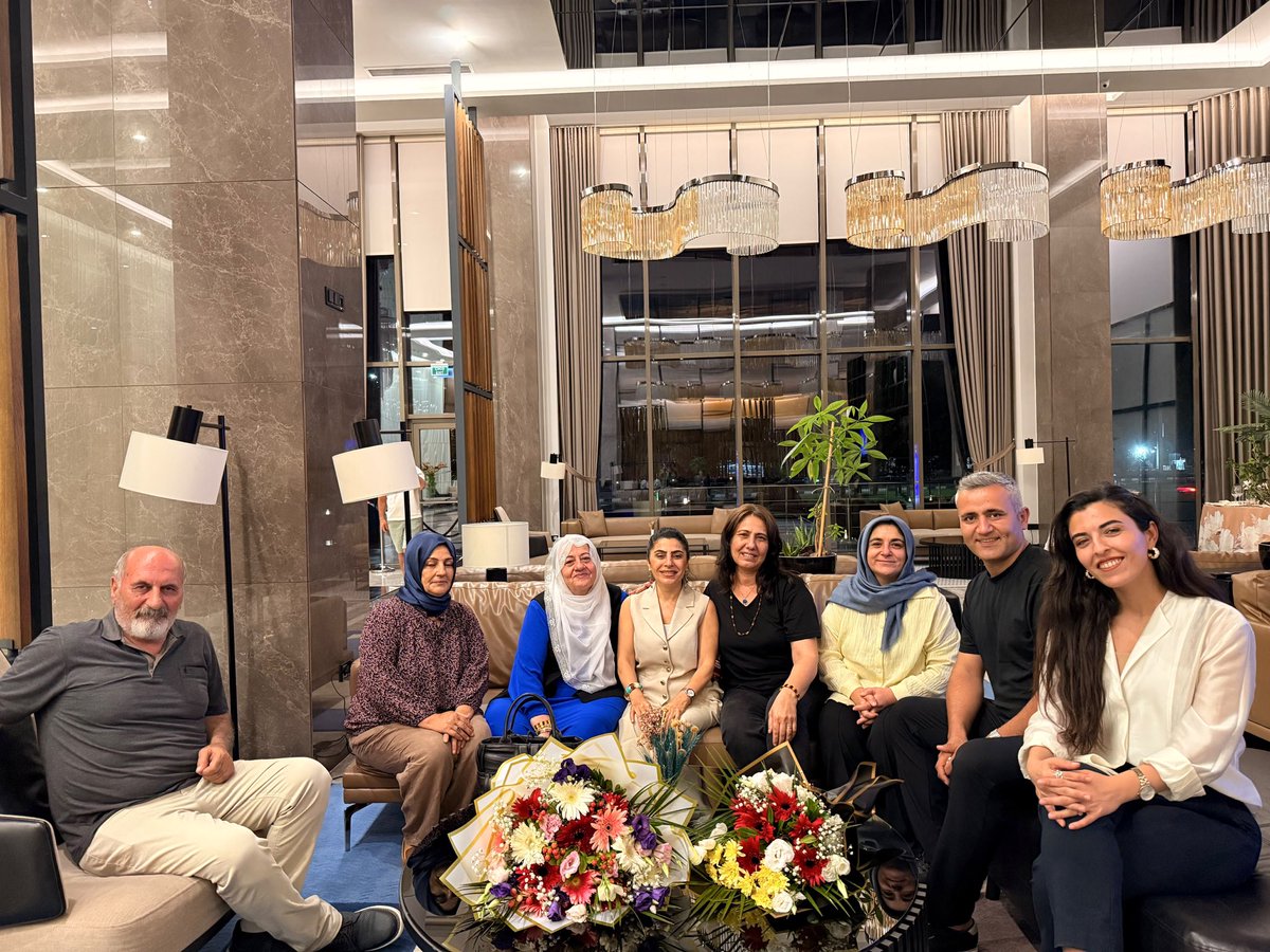DemManisa's tweet photo. 2 Agustos Pazar (BUGÜN) kentimiz Manisa'da ücretsiz halk konseri  verecek olan sanatçı Rojda Şenses'i kaldığı otelde ziyaret ettik. Yönetici arkadaşlarımız ile sanatçımız Rojda'yı kentimizde kaldığı otele giderek ziyaret gerçekleştirdik. https://t.co/1lWHFQDdJJ