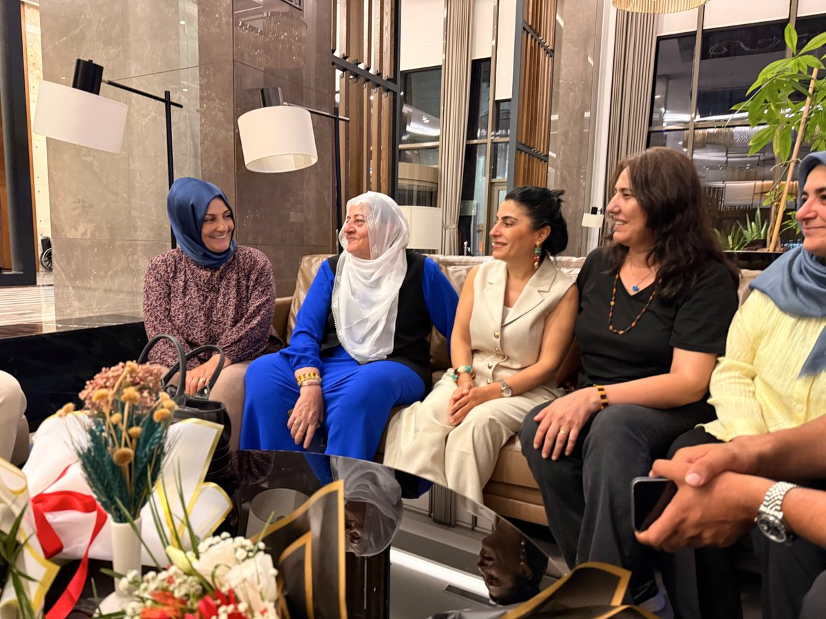 DemManisa's tweet photo. 2 Agustos Pazar (BUGÜN) kentimiz Manisa'da ücretsiz halk konseri  verecek olan sanatçı Rojda Şenses'i kaldığı otelde ziyaret ettik. Yönetici arkadaşlarımız ile sanatçımız Rojda'yı kentimizde kaldığı otele giderek ziyaret gerçekleştirdik. https://t.co/1lWHFQDdJJ