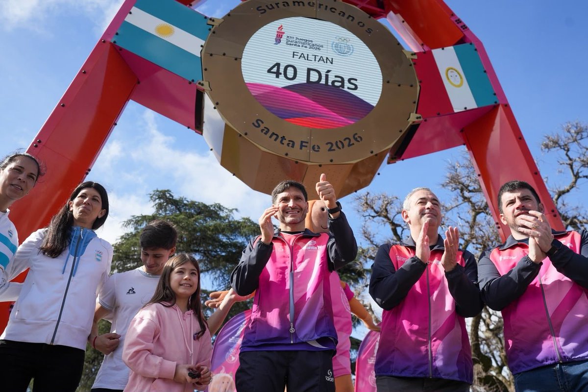 TomasRodriguezC's tweet photo. Laura Del Colle, exarquera de Las Leonas, Juan Ignacio Gallardo (karate) y Vanina Correa, histórica arquera de la Selección Argentina de fútbol, en la presentación del reloj del Portal Suramericano en Rosario. https://t.co/aParyzMsbV