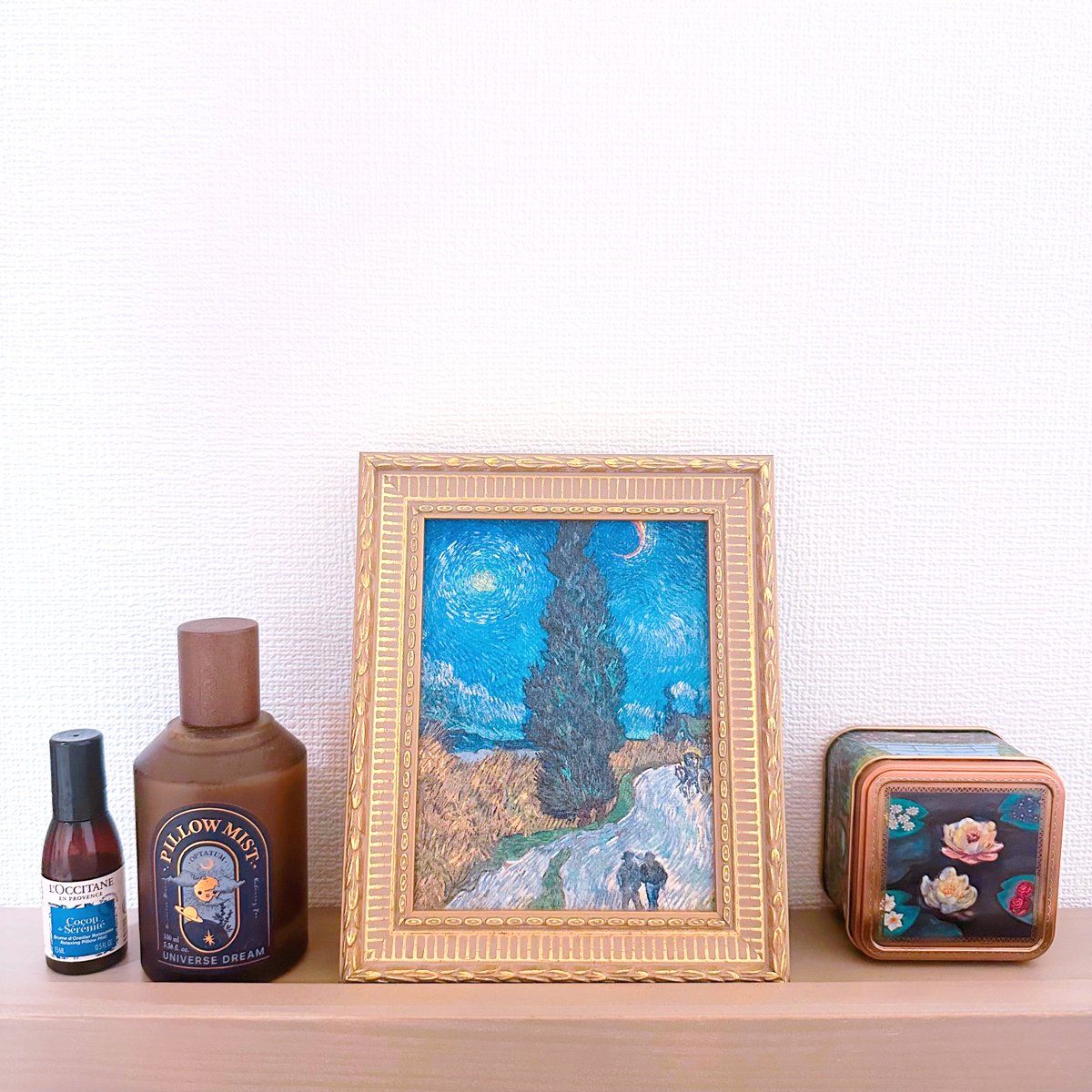 hiro234589's tweet photo. 冷蔵庫の上とベッドの上はゴッホ🖼️
冷蔵庫は雑多だけど、ムンクの叫びのマグネットがお気に入り〜
王道ばかりで恥ずかしいけど笑 https://t.co/0BXQu2UAnH