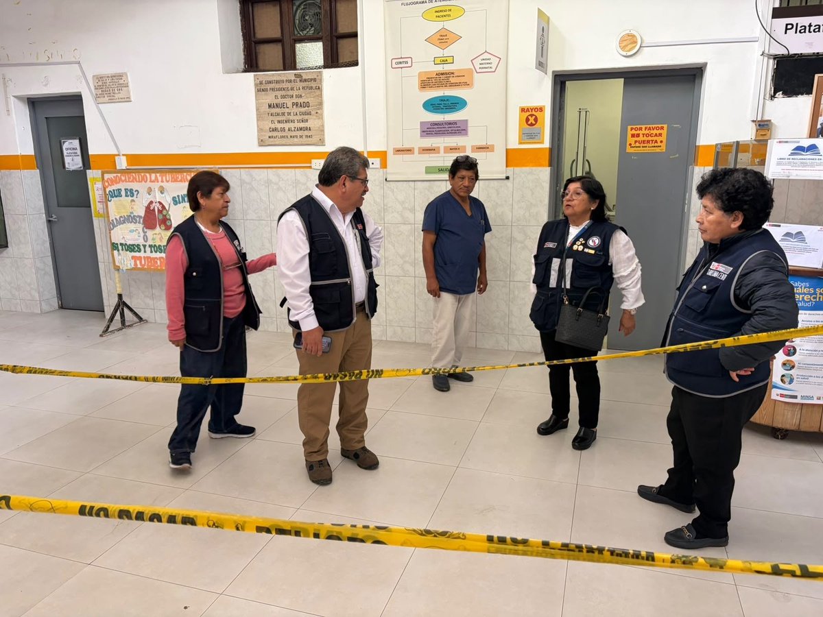 Minsa_Peru's tweet photo. 🚨 Por disposición del titular del Minsa, Luis Dyer, el viceministro de Salud Pública realizó desde tempranas horas la supervisión de los centros de salud Surquillo y Leonor Saavedra (San Juan de Miraflores), tras la intensa llovizna registrada durante la madrugada en Lima.

Durante la inspección, junto con la directora general de Gestión del Riesgo de Desastres y Defensa Nacional en Salud, verificó las filtraciones registradas en diversas áreas de ambos establecimientos y dispuso la ejecución inmediata de acciones de respuesta para preservar la continuidad de la atención.

✅ Asimismo, se activó el monitoreo permanente de los establecimientos de salud de las cuatro Diris de Lima Metropolitana, se brindó asistencia técnica a los equipos locales y se coordinó la implementación de las medidas correctivas necesarias para garantizar la operatividad de los servicios y la atención oportuna a la población.