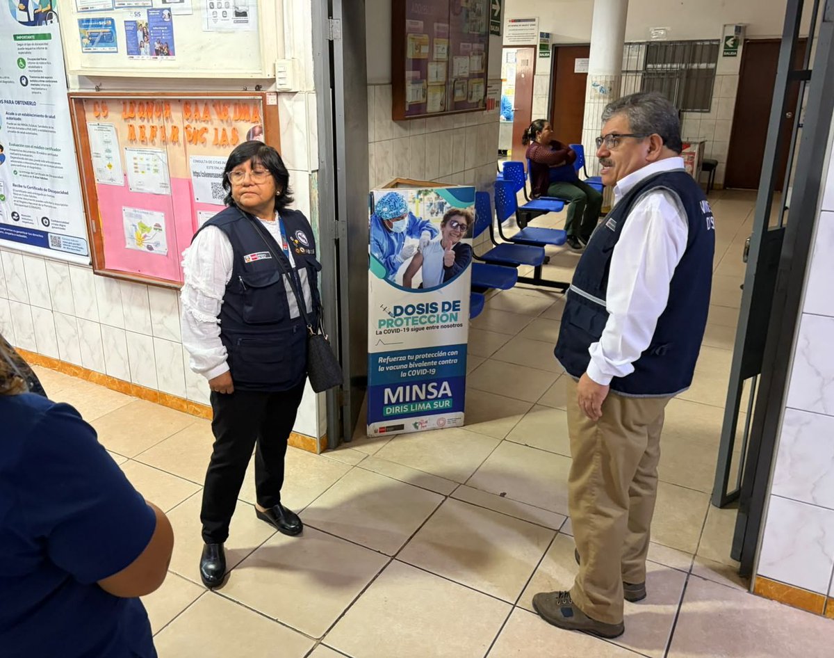 Minsa_Peru's tweet photo. 🚨 Por disposición del titular del Minsa, Luis Dyer, el viceministro de Salud Pública realizó desde tempranas horas la supervisión de los centros de salud Surquillo y Leonor Saavedra (San Juan de Miraflores), tras la intensa llovizna registrada durante la madrugada en Lima.

Durante la inspección, junto con la directora general de Gestión del Riesgo de Desastres y Defensa Nacional en Salud, verificó las filtraciones registradas en diversas áreas de ambos establecimientos y dispuso la ejecución inmediata de acciones de respuesta para preservar la continuidad de la atención.

✅ Asimismo, se activó el monitoreo permanente de los establecimientos de salud de las cuatro Diris de Lima Metropolitana, se brindó asistencia técnica a los equipos locales y se coordinó la implementación de las medidas correctivas necesarias para garantizar la operatividad de los servicios y la atención oportuna a la población.