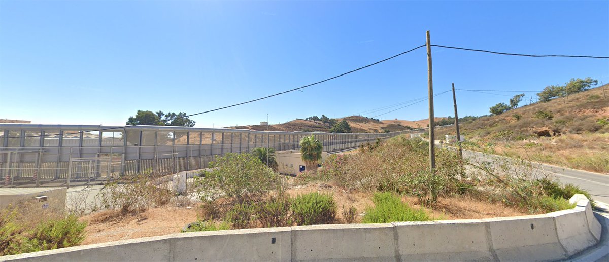 MarkoFratnik's tweet photo. Ceuta je španska enklava v Maroku, v Afriki. Organizirati 60.000 drhali,  da se dvigne, povzpne preko visokih zidov bodeče žice oziroma plava kar nekaj 100 metrov okrog ograje je izjemen podvig. 
Ne gre za nobene migrante, nikoli ni šlo za migrante, ampak za invazijo. Španija je bila napadena. 
Odziv večine držav je porazen. Sančez je socialist, vsi socialisti so zlo, a kriviti njih za napad Izraela, ups, maroških band, je neumnost. Par slik meje med Marokom in Ceuto