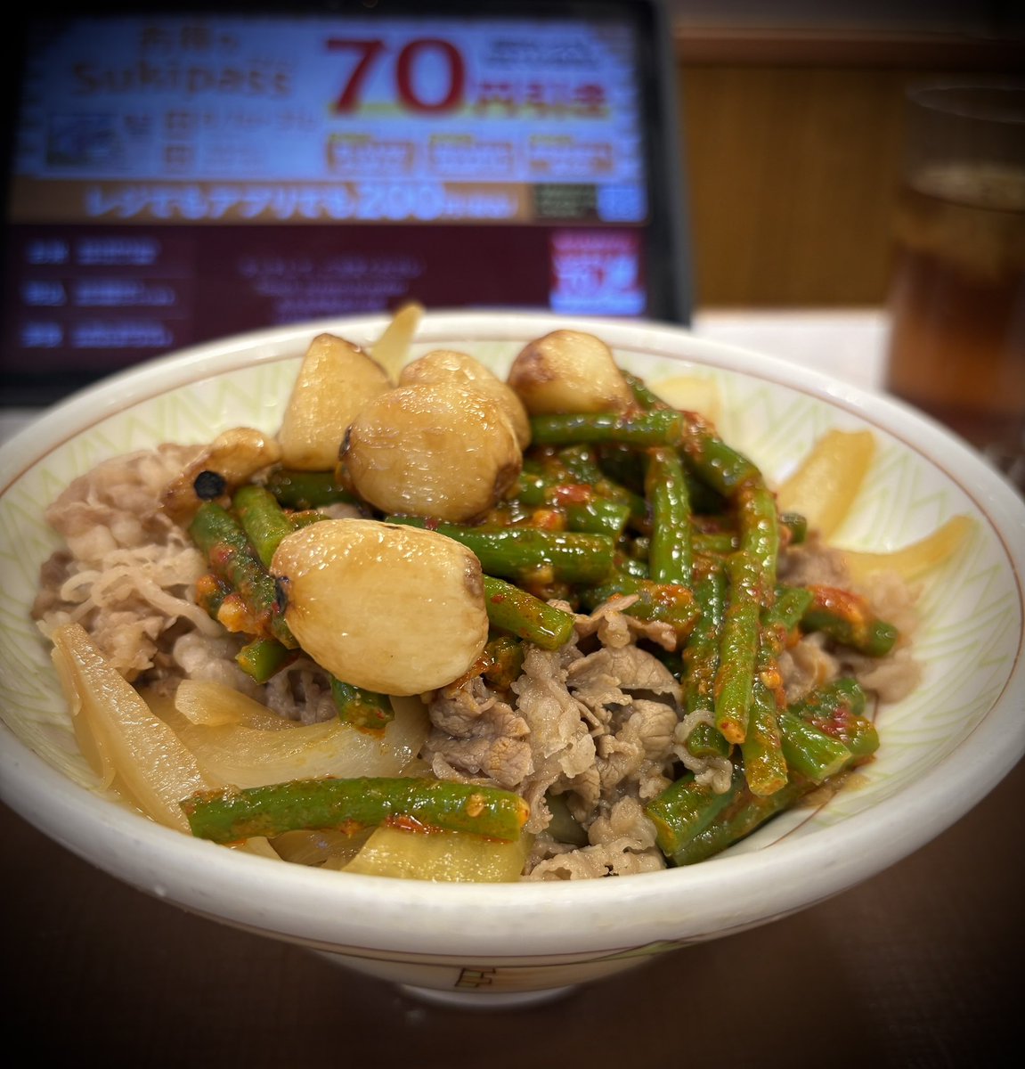yeaooooooh's tweet photo. ラ後の牛

すき家のダブルニンニク牛丼
とてつもなく旨かった https://t.co/409Mnm77Et