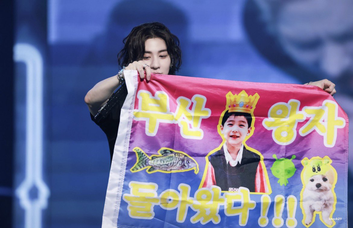 vieoops's tweet photo. leehan segurando a bandeira bi :(( amo quando meu utt eh SIM bisexual protector https://t.co/wDy2G0s9Dw