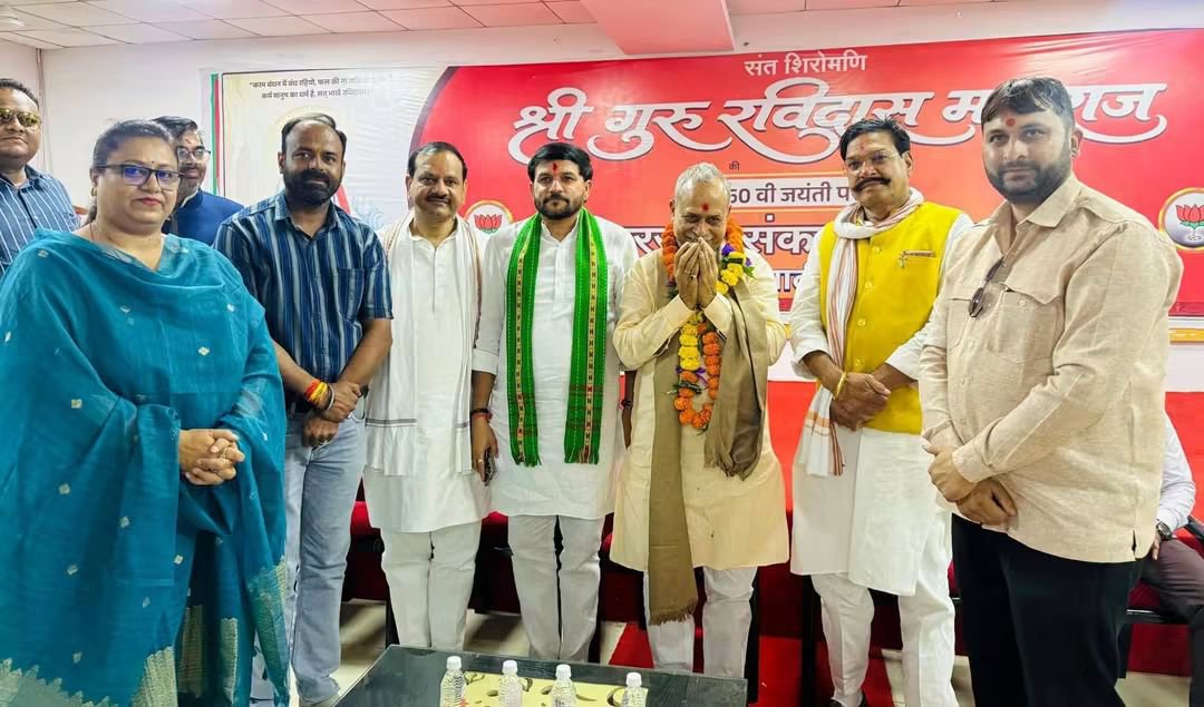 omjain01's tweet photo. सागर पहुंचने पर आज जिला अध्यक्ष श्री श्याम तिवारी जी द्वारा जिला कार्यालय में जिला एवम नगर पदाधिकारियों द्वारा स्वागत किया गया 
@drmohanyadav
@bjp4mp https://t.co/qs8P2sZ0FE