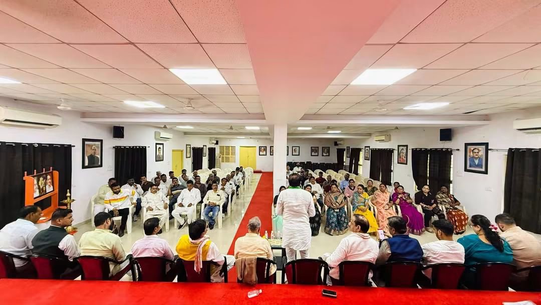omjain01's tweet photo. सागर पहुंचने पर आज जिला अध्यक्ष श्री श्याम तिवारी जी द्वारा जिला कार्यालय में जिला एवम नगर पदाधिकारियों द्वारा स्वागत किया गया 
@drmohanyadav
@bjp4mp https://t.co/qs8P2sZ0FE
