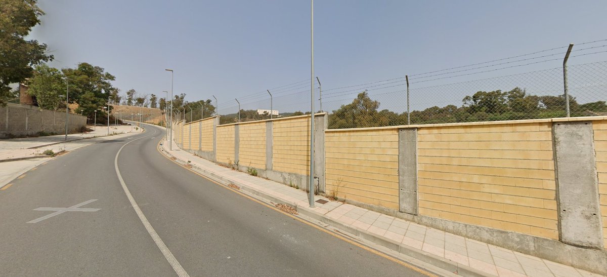 MarkoFratnik's tweet photo. Ceuta je španska enklava v Maroku, v Afriki. Organizirati 60.000 drhali,  da se dvigne, povzpne preko visokih zidov bodeče žice oziroma plava kar nekaj 100 metrov okrog ograje je izjemen podvig. 
Ne gre za nobene migrante, nikoli ni šlo za migrante, ampak za invazijo. Španija je bila napadena. 
Odziv večine držav je porazen. Sančez je socialist, vsi socialisti so zlo, a kriviti njih za napad Izraela, ups, maroških band, je neumnost. Par slik meje med Marokom in Ceuto