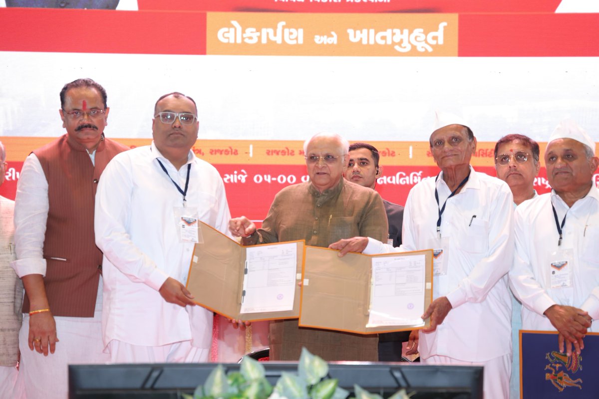 Bhupendrapbjp's tweet photo. રાજકોટના સર્વાંગી વિકાસને નવી ગતિ આપતાં અંદાજે રૂ. 268 કરોડથી વધુના ખર્ચે રાજકોટ મહાનગરપાલિકા તેમજ સૌરાષ્ટ્ર યુનિવર્સિટી હસ્તકના વિવિધ પ્રોજેક્ટ્સનું ખાતમુહૂર્ત અને લોકાર્પણ કર્યું.

જે હેઠળ, સૌરાષ્ટ્ર યુનિવર્સિટી ખાતે વિદ્યાર્થીઓ અને શિક્ષણ ક્ષેત્રની સુવિધા માટે નવીન ઓડિટોરિયમ, ન્યુ લાઈબ્રેરી બિલ્ડિંગ અને હેલ્થ સેન્ટર બિલ્ડિંગનું પણ ઉદ્ઘાટન થયું.

સાથે જ, આજી-1 ડેમના જમીન સંપાદનના સંદર્ભે ખેડૂતોને રી-ગ્રાન્ટ થયેલ જમીનના ટાઈટલ હક્કનું તેમજ 'સ્વચ્છ હાથ, પોષણ સાથ' પહેલ હેઠળ મધ્યાહન ભોજન કેન્દ્રોના રસોઈયા-મદદનીશ બહેનોને કિટ્સ તથા દિવ્યાંગજનોને સાધન સહાયનું વિતરણ કર્યું. 

માનનીય વડાપ્રધાન શ્રી નરેન્દ્રભાઈ મોદીના માર્ગદર્શનમાં ગુજરાત શિક્ષણ, સ્વાસ્થ્ય સહિત ગુણવત્તાસભર આંતરમાળખાકીય સુવિધાઓનો છેવાડાના માનવી સુધી વિસ્તાર કરવા માટે સતત કટિબદ્ધ છે.

સૌરાષ્ટ્રના પાટનગર સમાન રાજકોટ શહેરના નાગરિકોને આ સુવિધાપૂર્વકના વિકાસકામો બદલ ખૂબ ખૂબ શુભકામના.