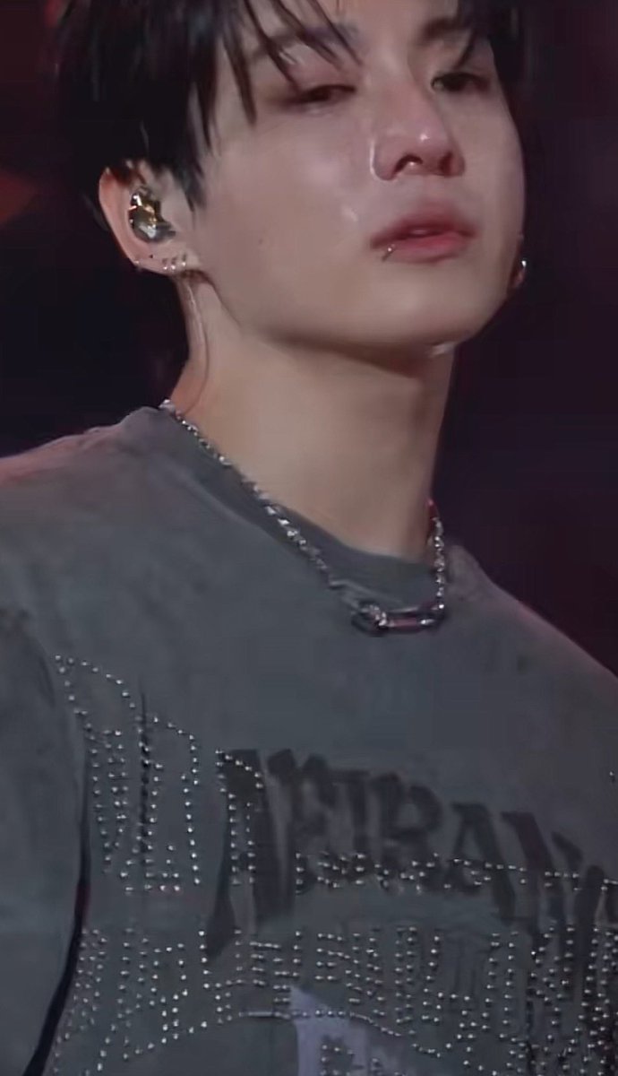 chingoo992's tweet photo. @weverseofficial jungkook crying like a baby for his ugly winter of @aespa_official wtf!!! embarassing @bts_bighit @BIGHIT_MUSIC https://t.co/aBVuVIYpFI