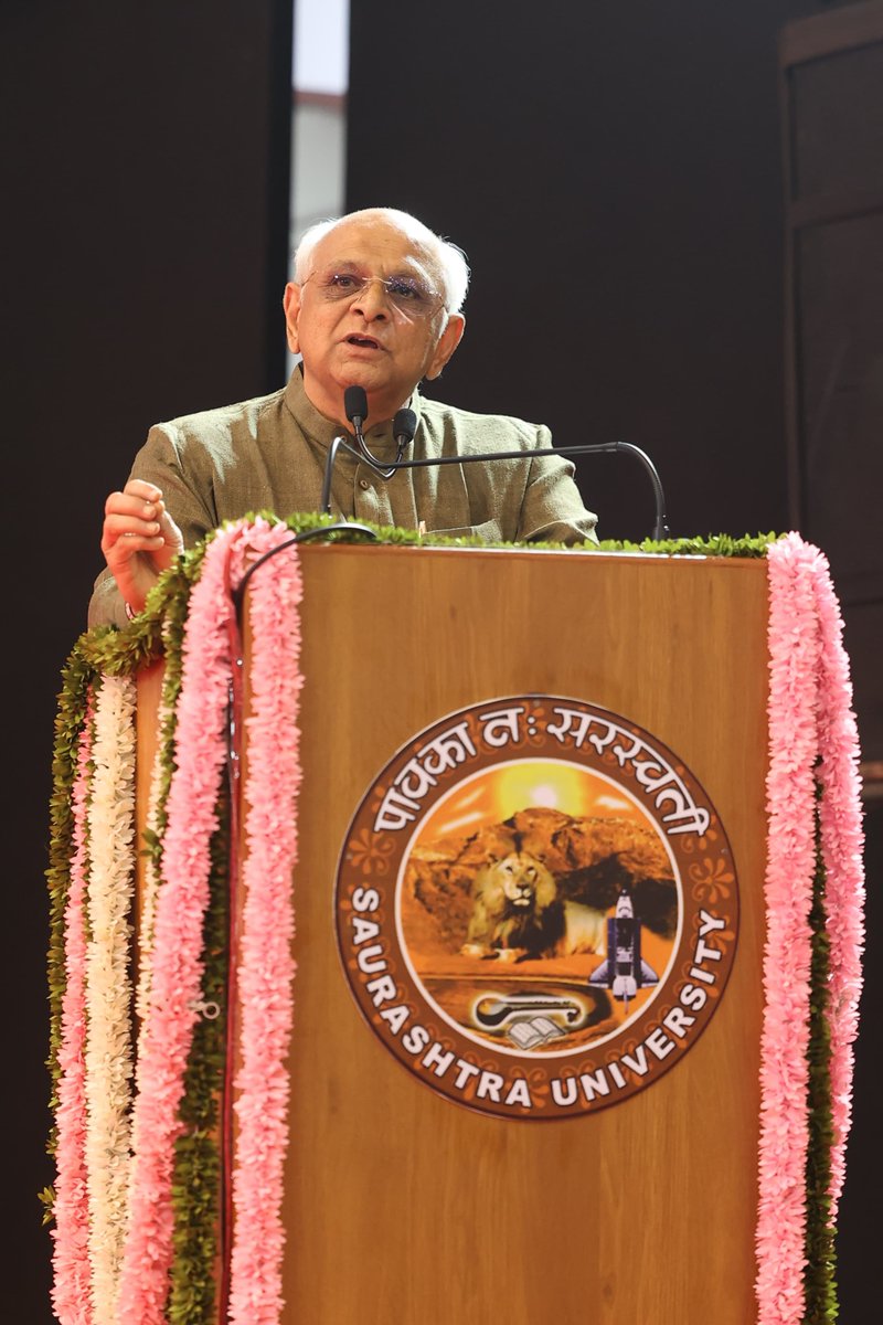 Bhupendrapbjp's tweet photo. રાજકોટના સર્વાંગી વિકાસને નવી ગતિ આપતાં અંદાજે રૂ. 268 કરોડથી વધુના ખર્ચે રાજકોટ મહાનગરપાલિકા તેમજ સૌરાષ્ટ્ર યુનિવર્સિટી હસ્તકના વિવિધ પ્રોજેક્ટ્સનું ખાતમુહૂર્ત અને લોકાર્પણ કર્યું.

જે હેઠળ, સૌરાષ્ટ્ર યુનિવર્સિટી ખાતે વિદ્યાર્થીઓ અને શિક્ષણ ક્ષેત્રની સુવિધા માટે નવીન ઓડિટોરિયમ, ન્યુ લાઈબ્રેરી બિલ્ડિંગ અને હેલ્થ સેન્ટર બિલ્ડિંગનું પણ ઉદ્ઘાટન થયું.

સાથે જ, આજી-1 ડેમના જમીન સંપાદનના સંદર્ભે ખેડૂતોને રી-ગ્રાન્ટ થયેલ જમીનના ટાઈટલ હક્કનું તેમજ 'સ્વચ્છ હાથ, પોષણ સાથ' પહેલ હેઠળ મધ્યાહન ભોજન કેન્દ્રોના રસોઈયા-મદદનીશ બહેનોને કિટ્સ તથા દિવ્યાંગજનોને સાધન સહાયનું વિતરણ કર્યું. 

માનનીય વડાપ્રધાન શ્રી નરેન્દ્રભાઈ મોદીના માર્ગદર્શનમાં ગુજરાત શિક્ષણ, સ્વાસ્થ્ય સહિત ગુણવત્તાસભર આંતરમાળખાકીય સુવિધાઓનો છેવાડાના માનવી સુધી વિસ્તાર કરવા માટે સતત કટિબદ્ધ છે.

સૌરાષ્ટ્રના પાટનગર સમાન રાજકોટ શહેરના નાગરિકોને આ સુવિધાપૂર્વકના વિકાસકામો બદલ ખૂબ ખૂબ શુભકામના.